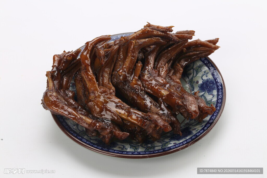 酱卤鸭翅摆于复古瓷盘
