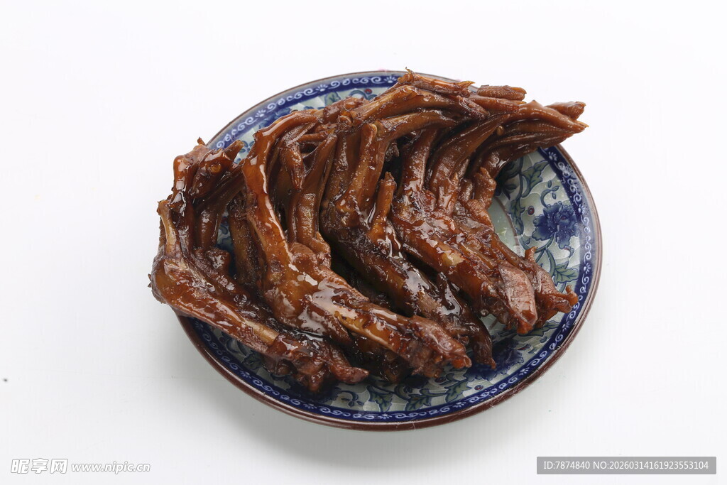 美味卤鸭掌摆于蓝盘上