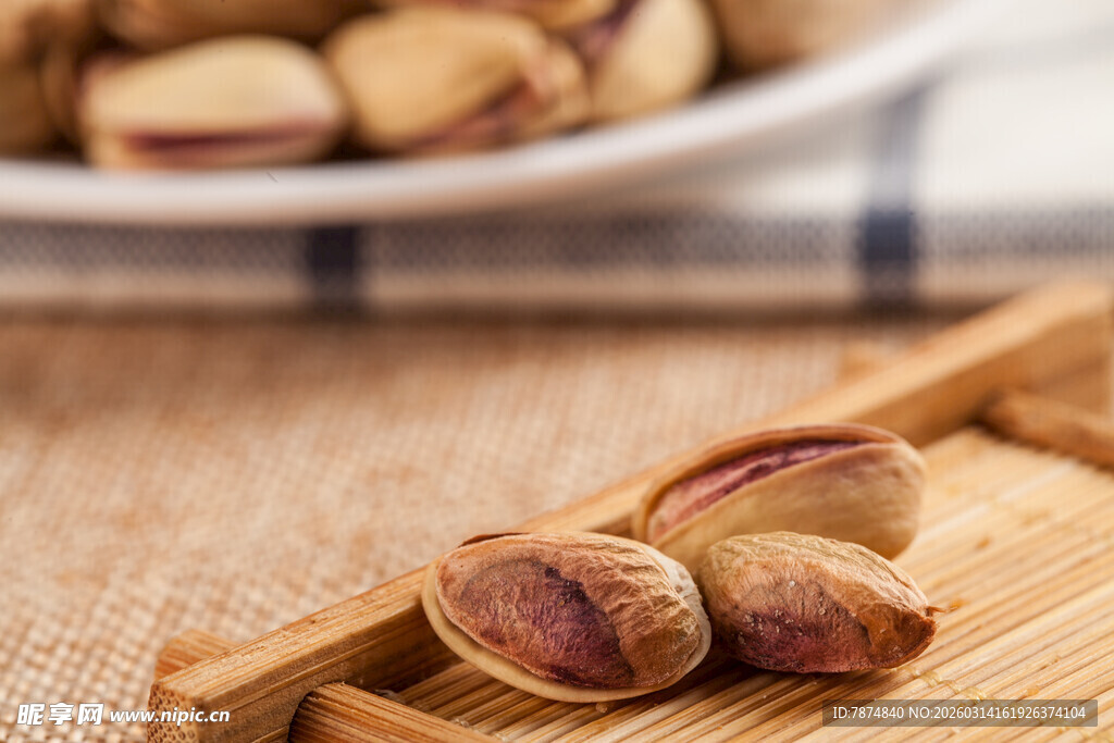 木盘上的开心果特写