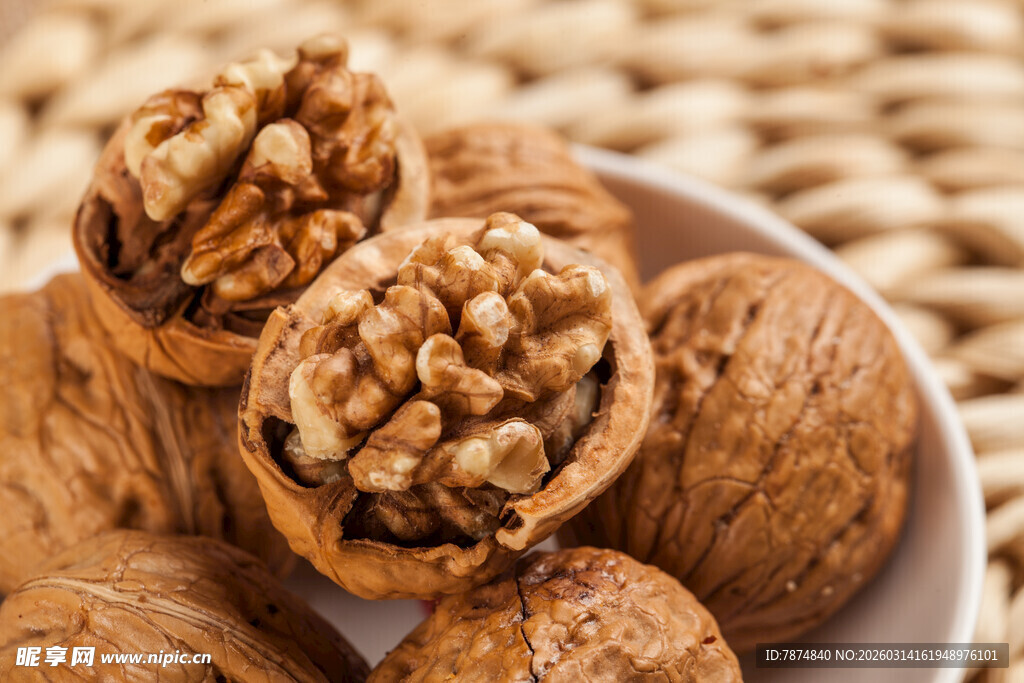 美味核桃摆于盘中