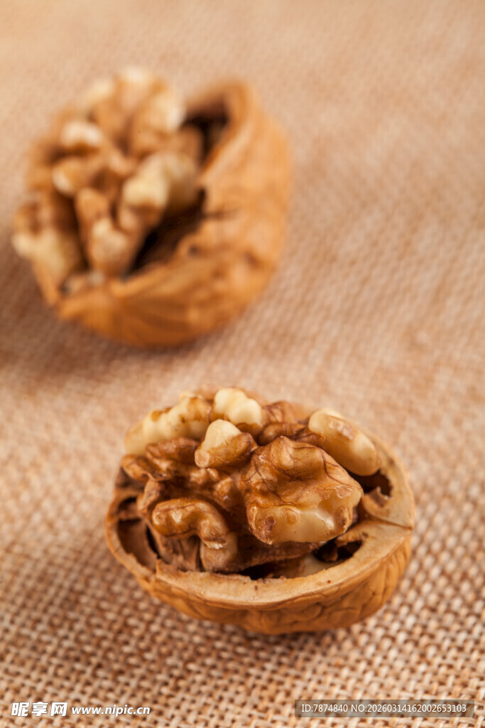 剥开的核桃仁展示