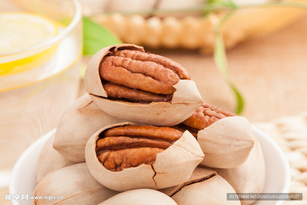 美味堆叠的碧根果