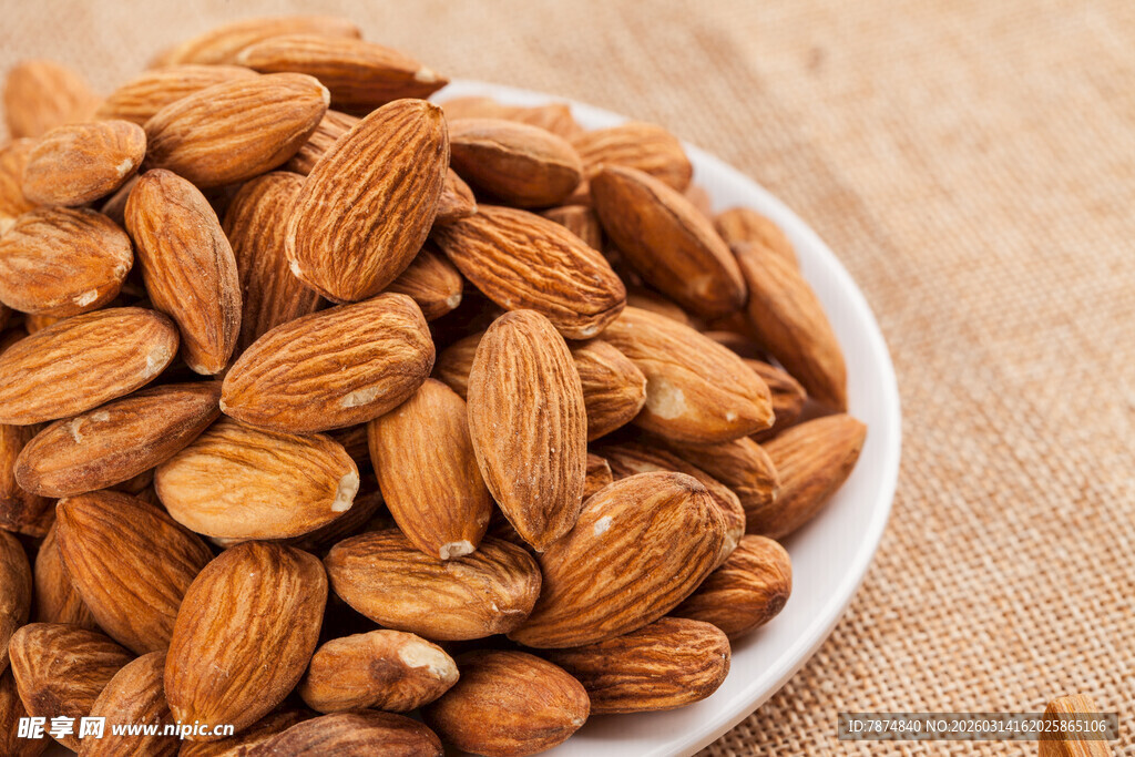 一盘美味的杏仁坚果