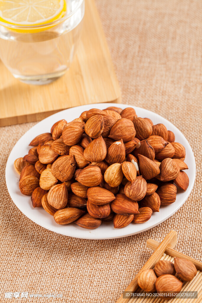 美味杏仁摆于盘中