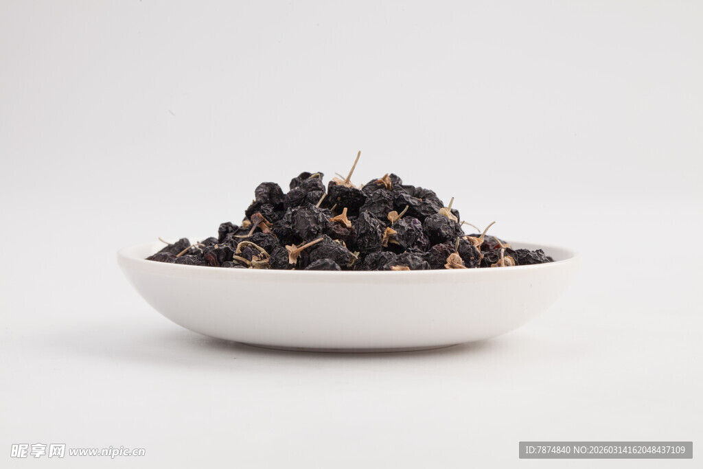 白碗中的黑紫色桑葚干