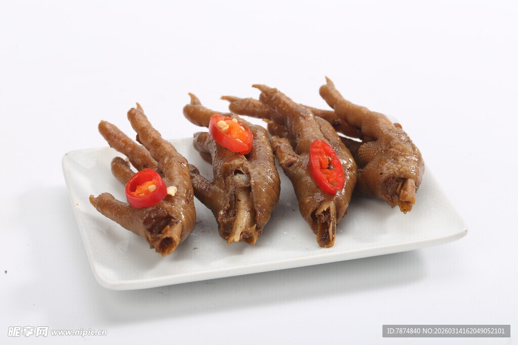 香辣卤鸡爪摆放在盘上