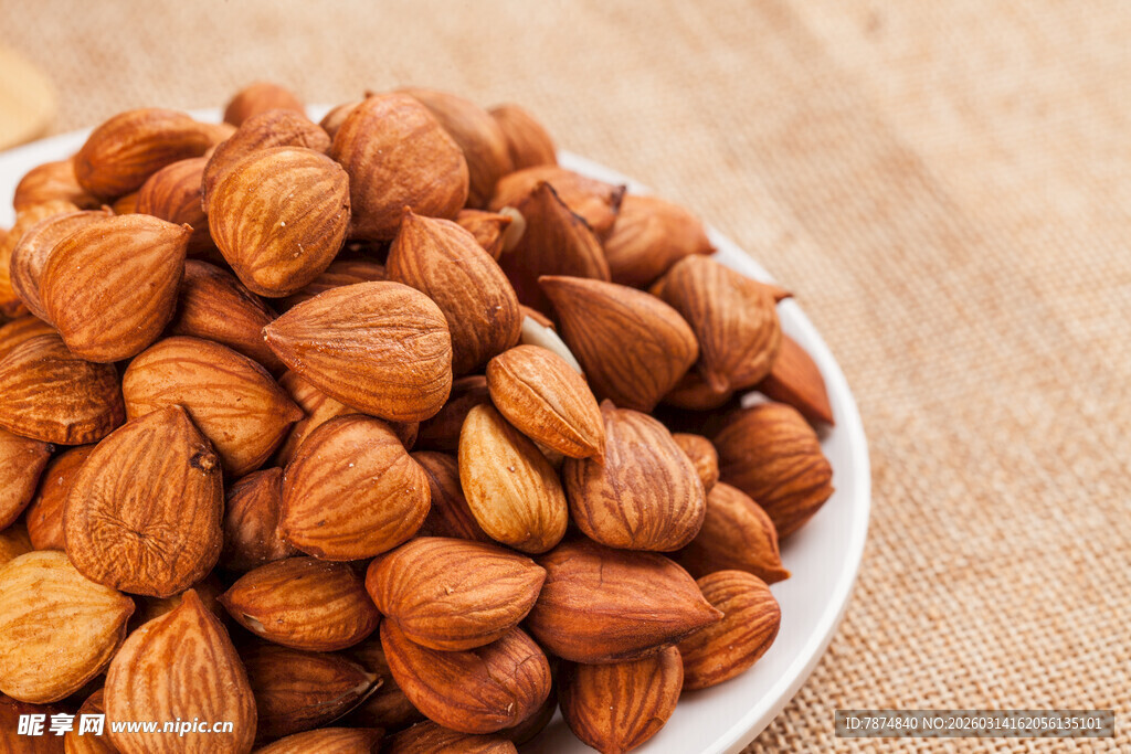 一盘饱满的杏仁