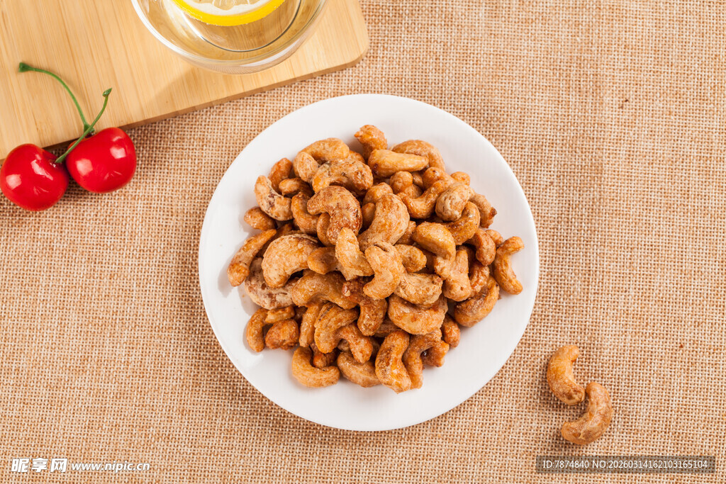 美味腰果摆于盘中