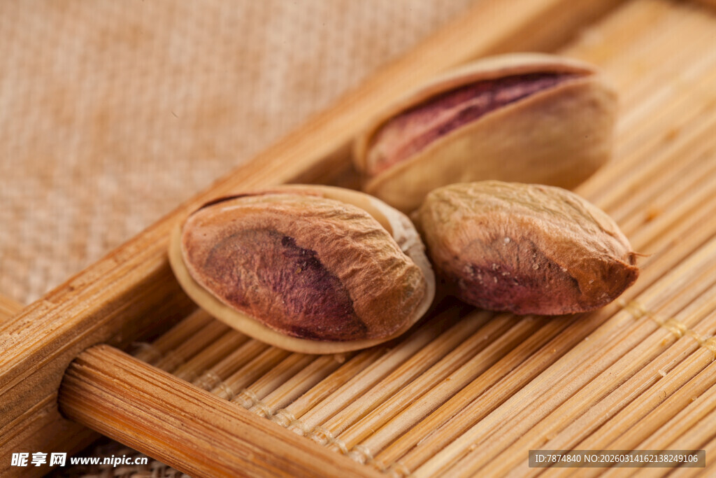 木盘上的美味开心果