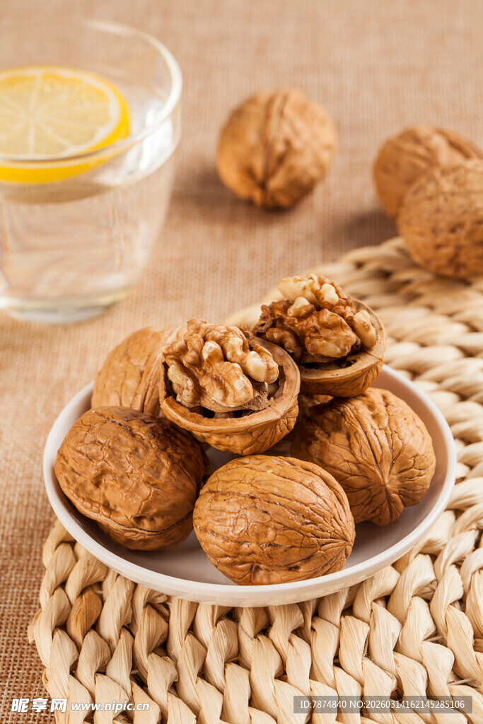 美味核桃摆放在精致盘中