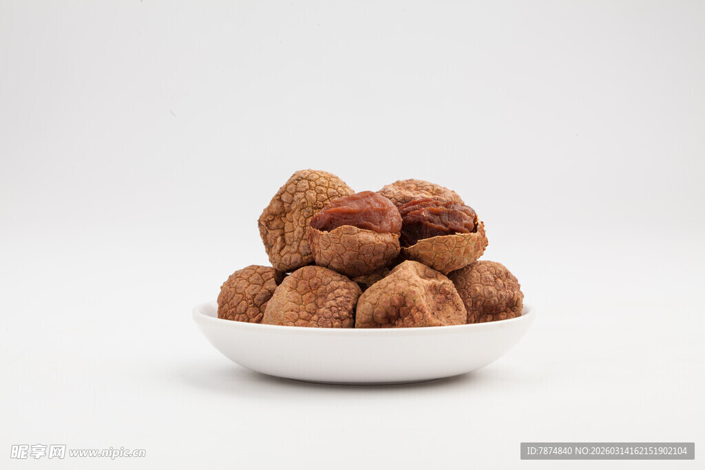 白盘里堆叠的美味干无花果