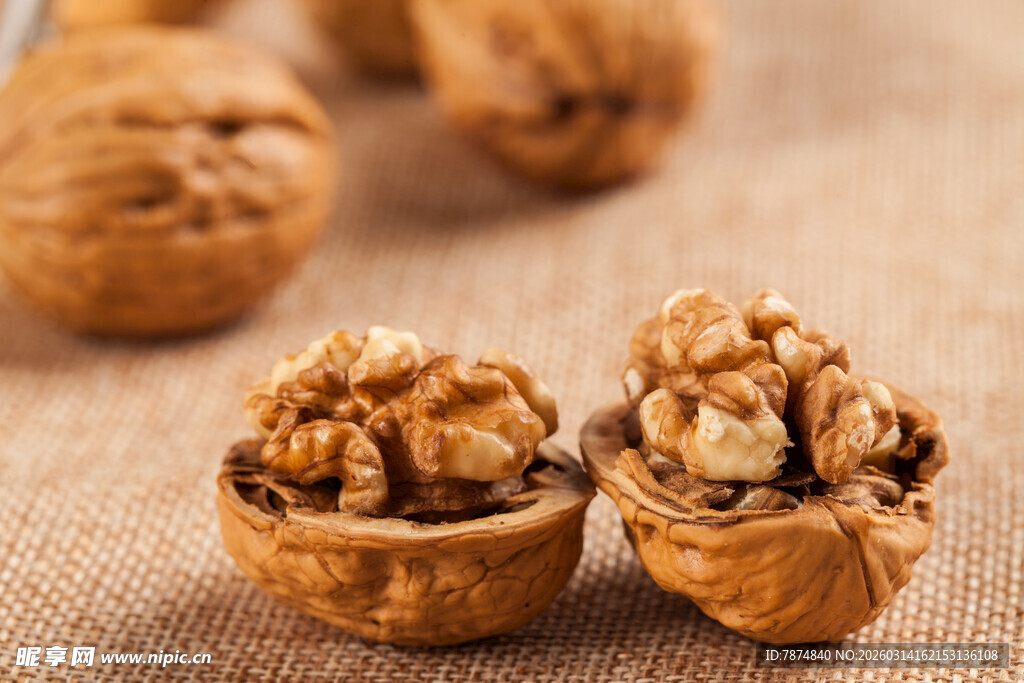 饱满核桃特写