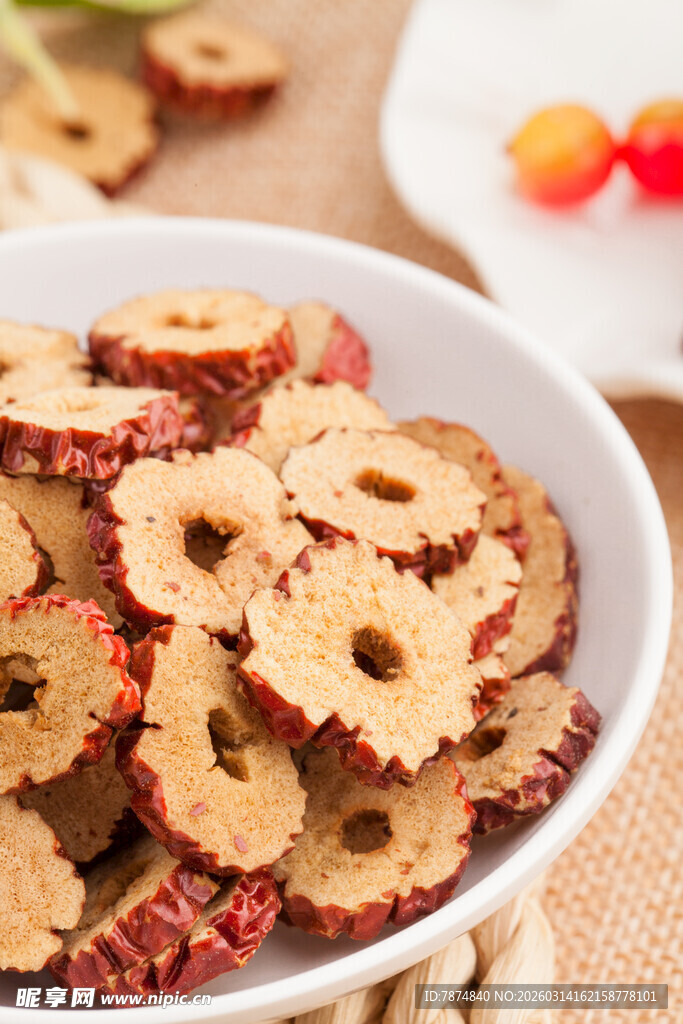 碗中干红枣片特写