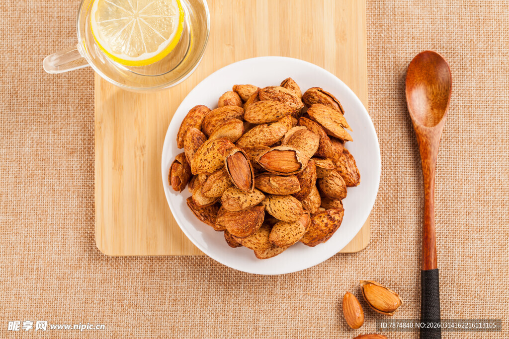美味香脆腰果摆于盘上