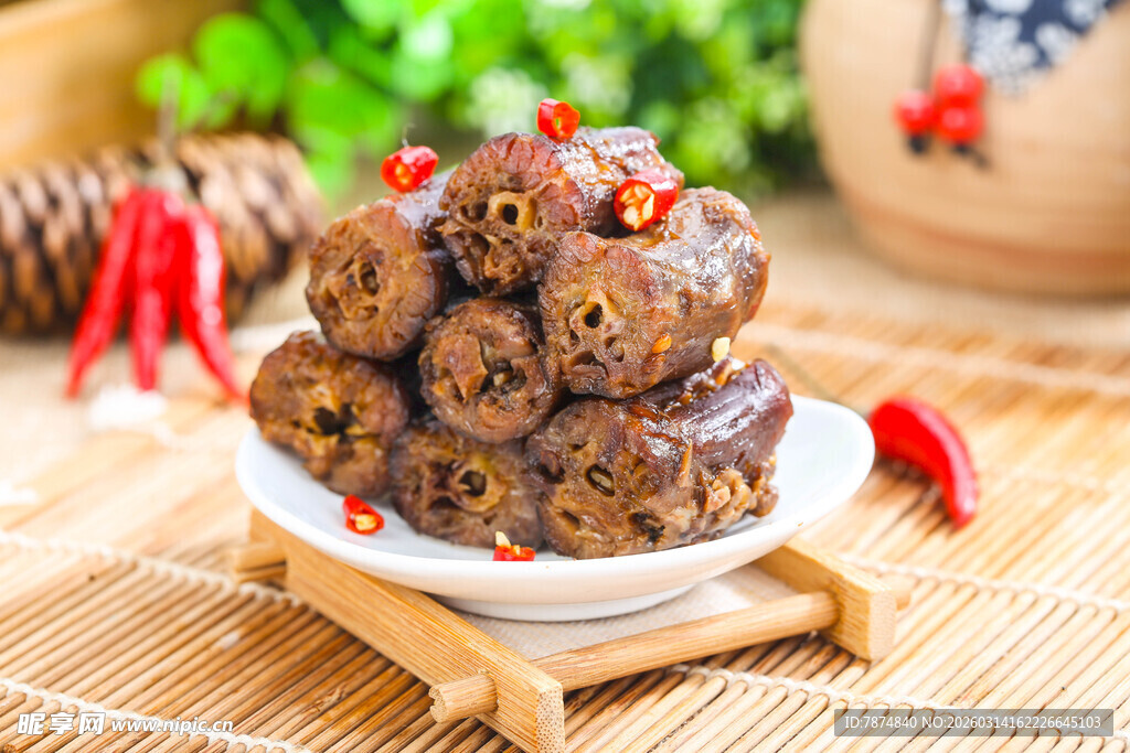 美味卤香菇摆于盘中