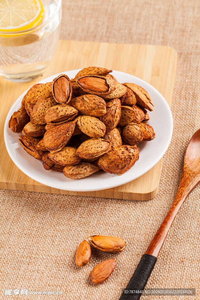 美味杏仁摆于盘中