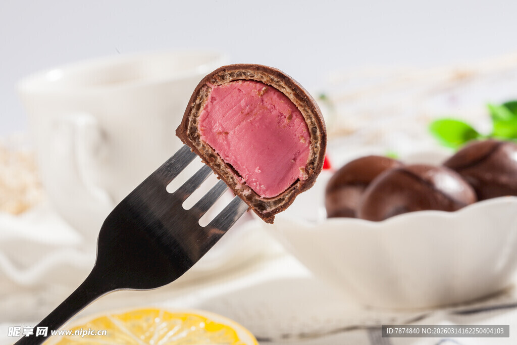 叉子上的美味夹心巧克力