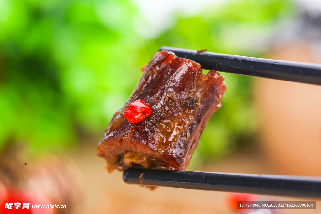 筷子夹着的美味牛肉粒