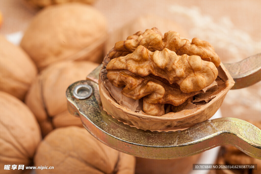 剥开的核桃仁与核桃工具
