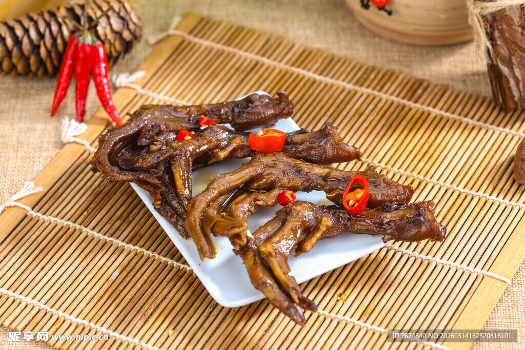 香辣美味鸭掌摆于竹席上