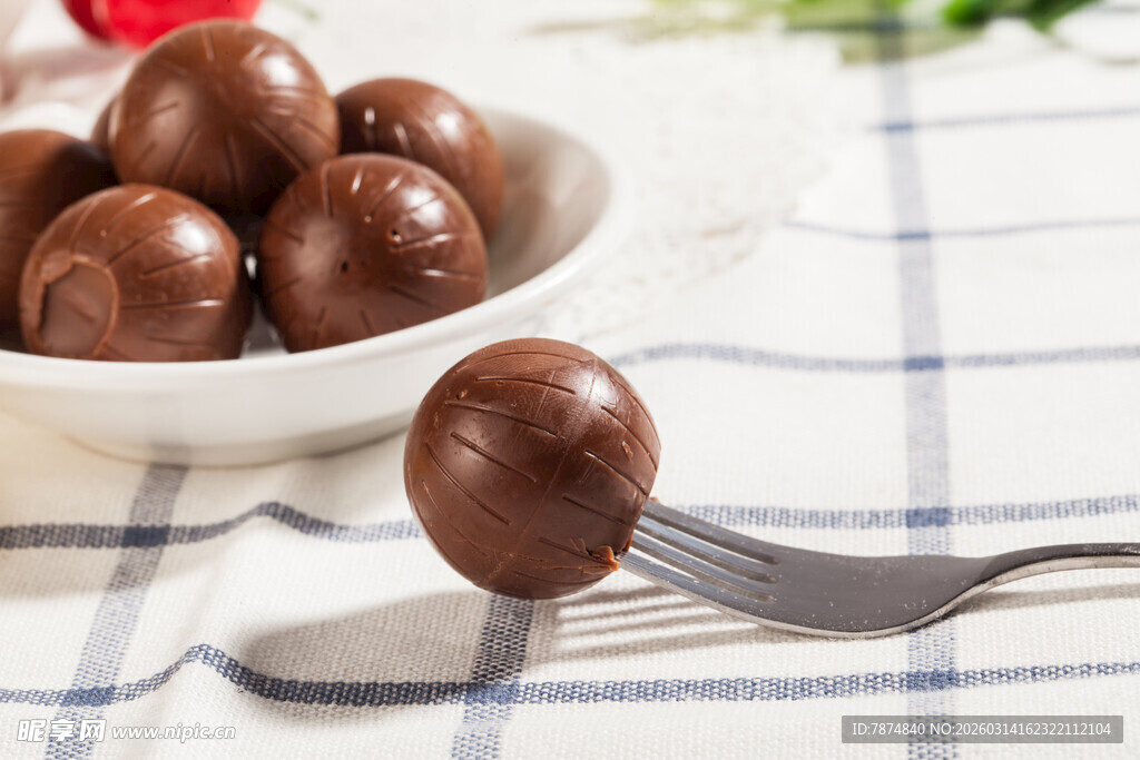 美味巧克力球置于餐具上
