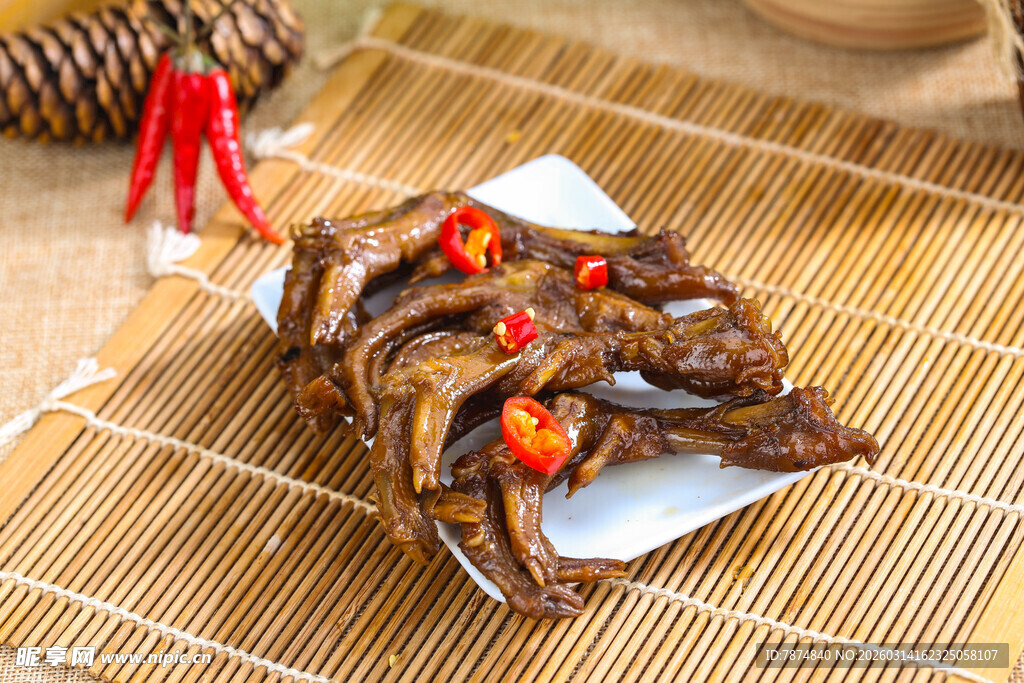 香辣卤鸭掌摆于竹席上