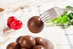 美味巧克力球待品尝