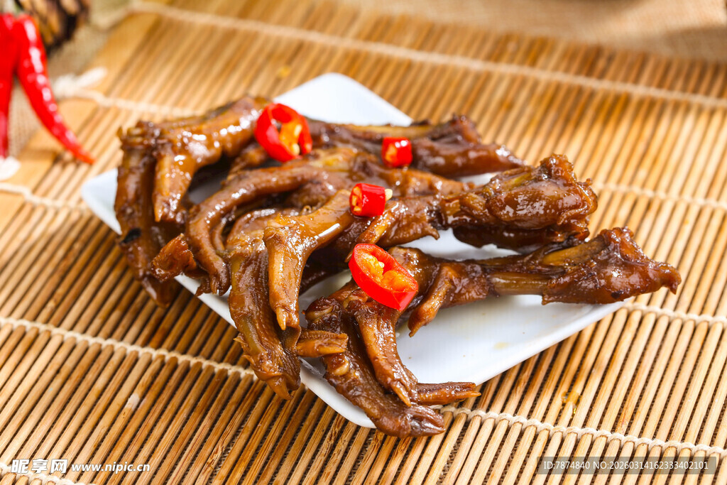 香辣鸭掌摆于竹席之上