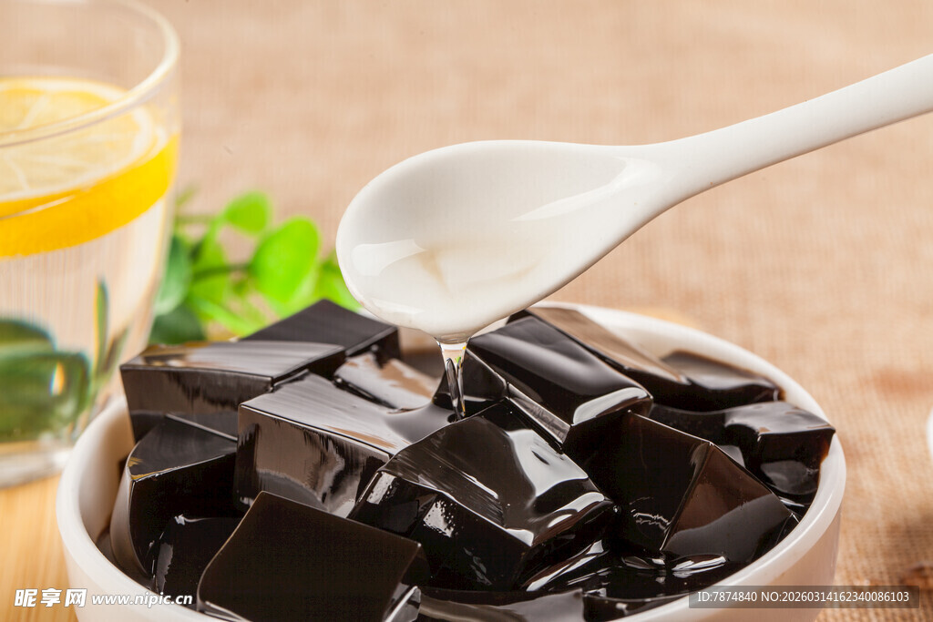 碗中美味黑巧克力块