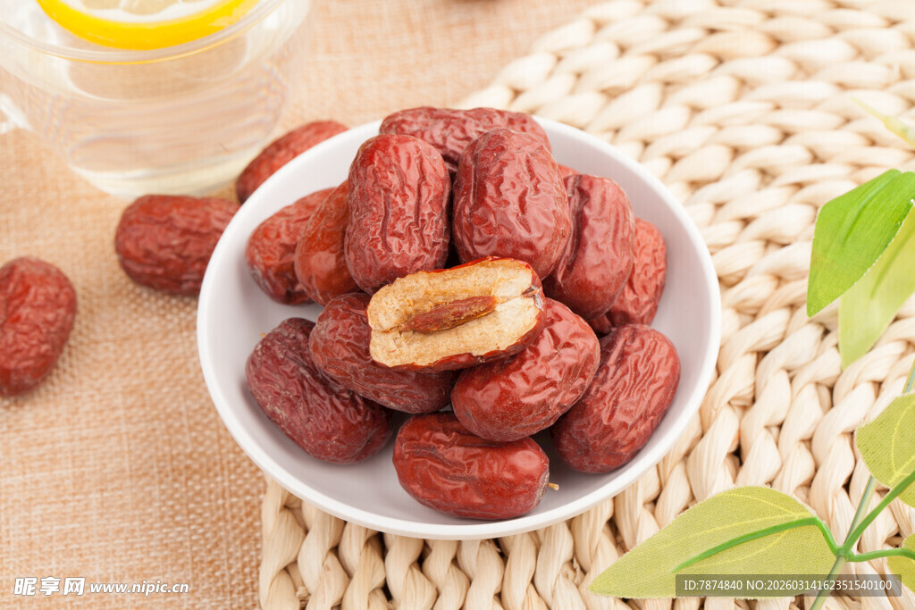 碗中饱满红枣新鲜诱人