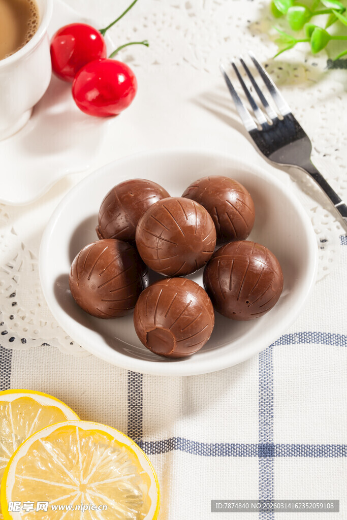 美味巧克力球与鲜果相伴