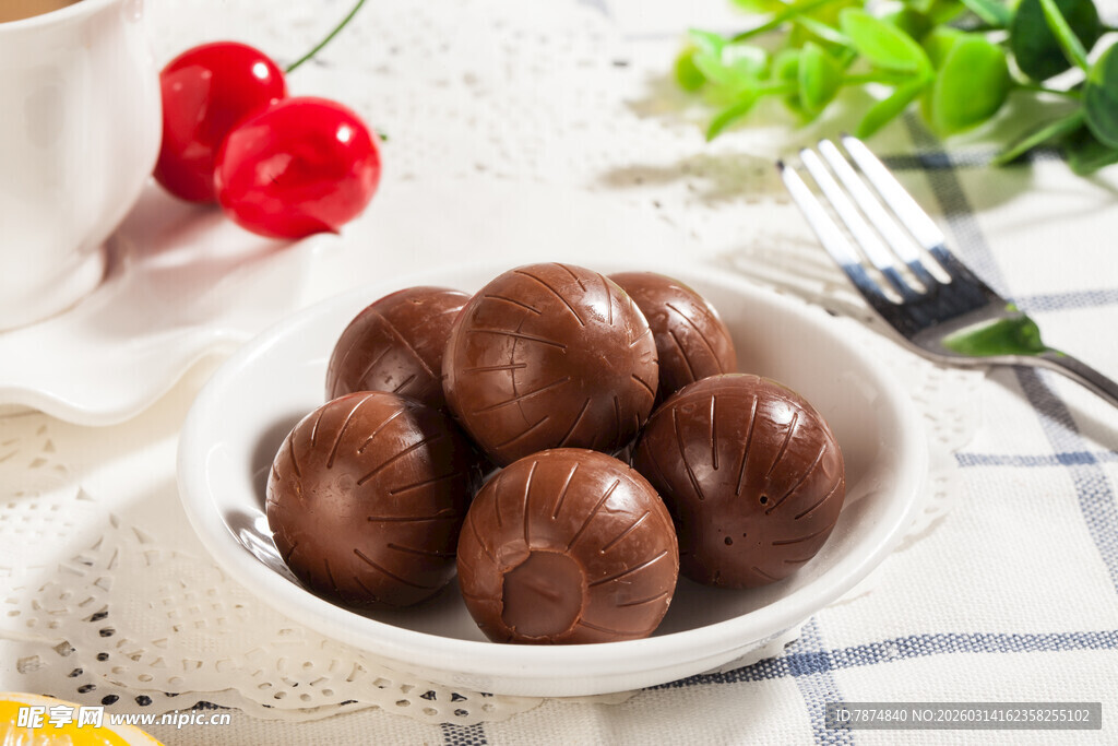美味巧克力球摆于碗中