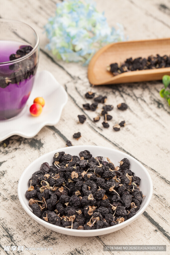 黑枸杞摆放在木桌上的场景