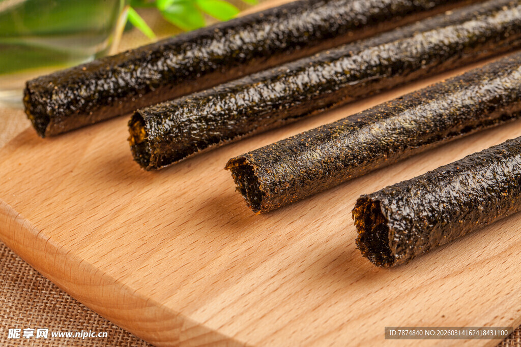 美味海苔卷置于木砧板上