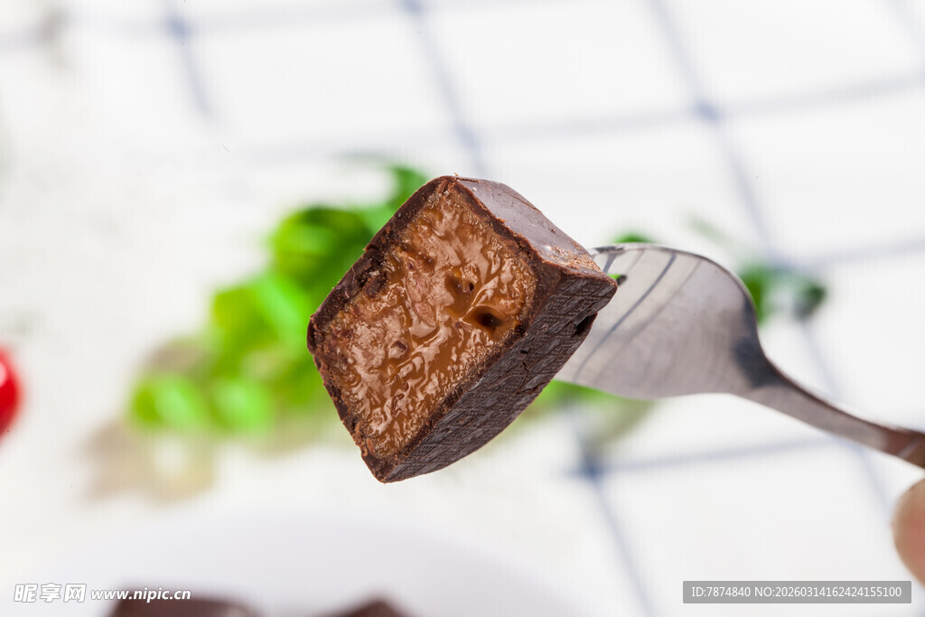 叉子上的美味巧克力