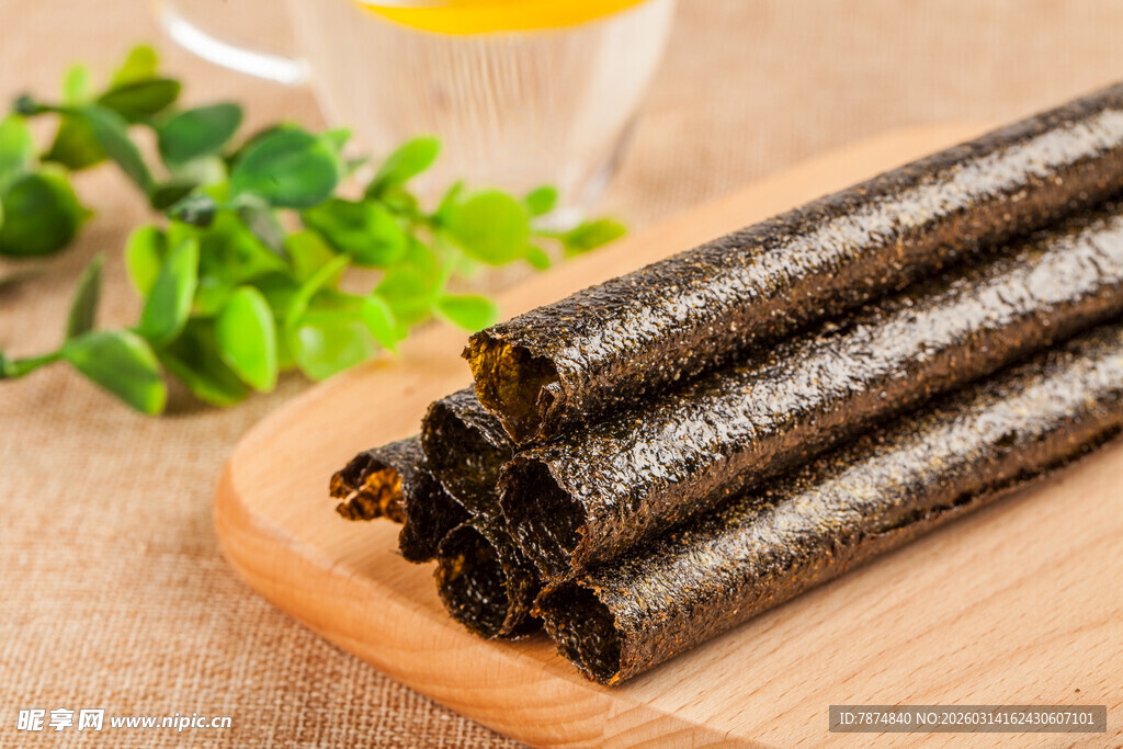 美味海苔卷摆于木盘上