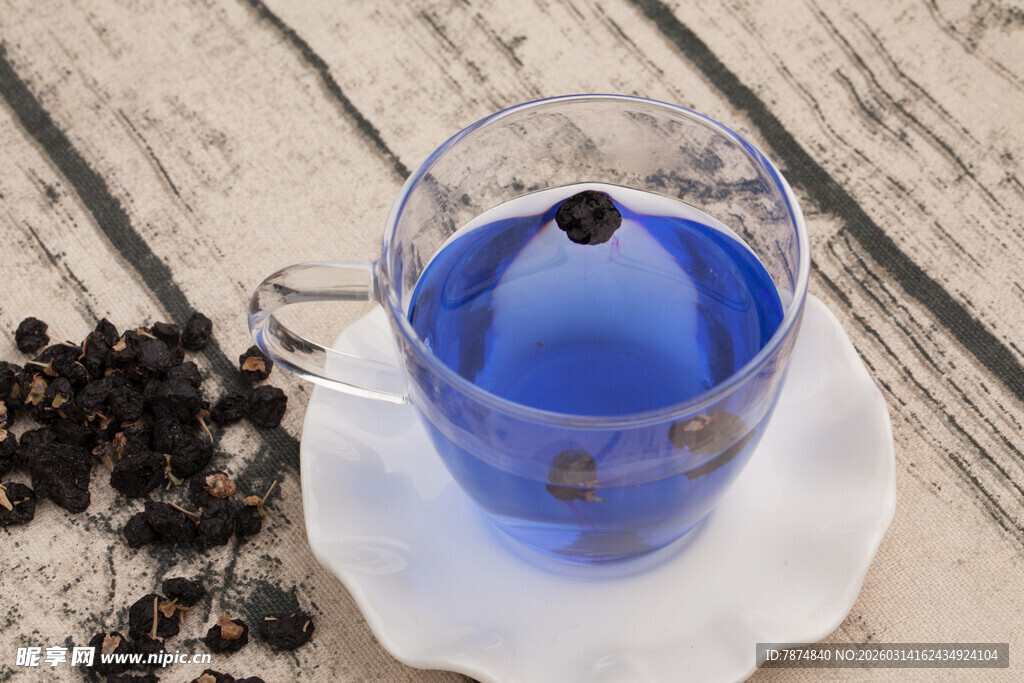 蓝色茶饮置于木质桌面