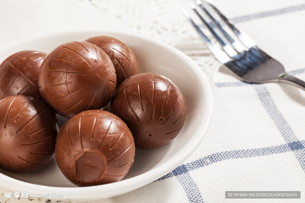 碗中棕色卤蛋与餐具