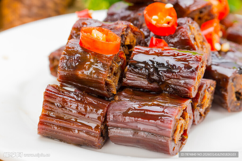 美味卤鸭脖 点缀小番茄