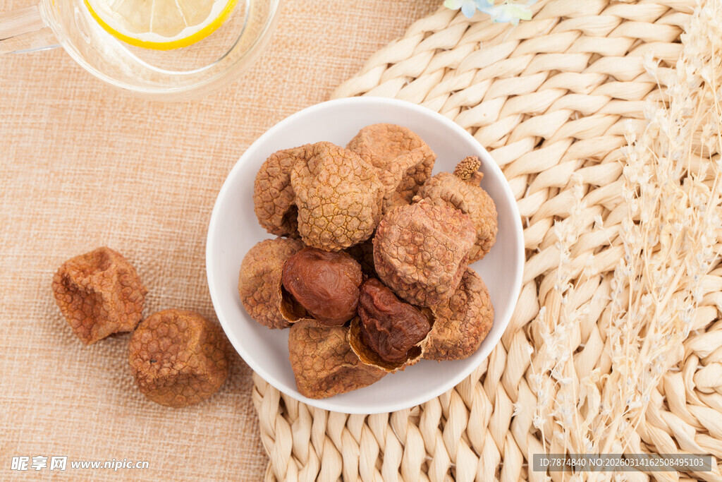 碗中美味坚果 散落几颗