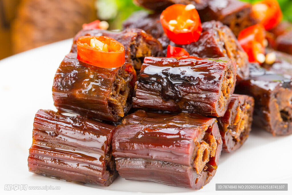 美味卤鸭脖 点缀小番茄