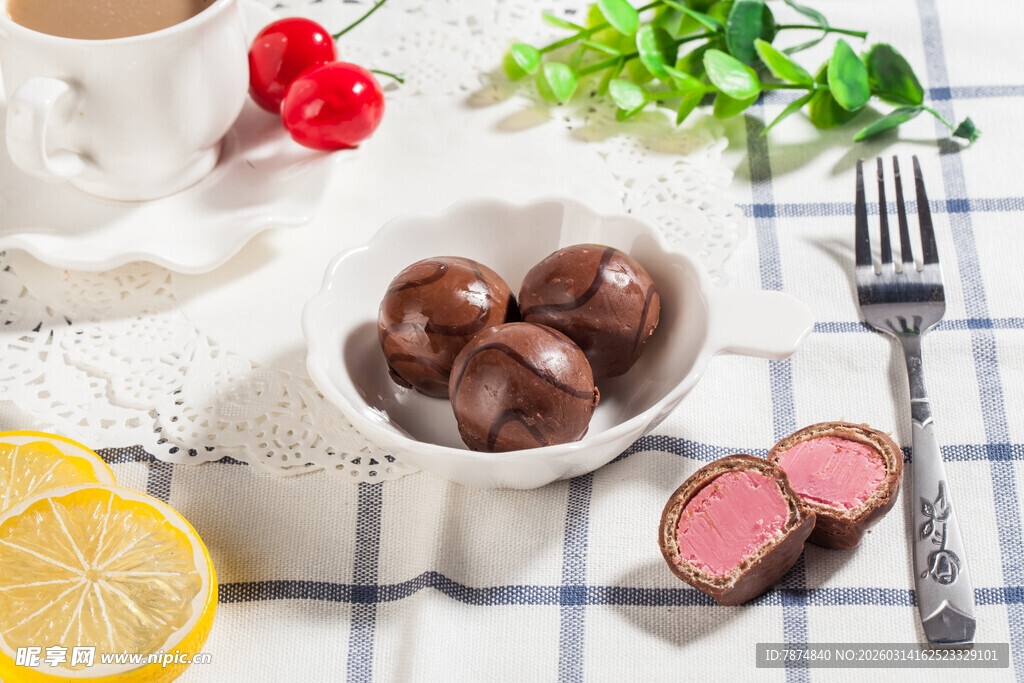 美味甜点与精致餐食组合