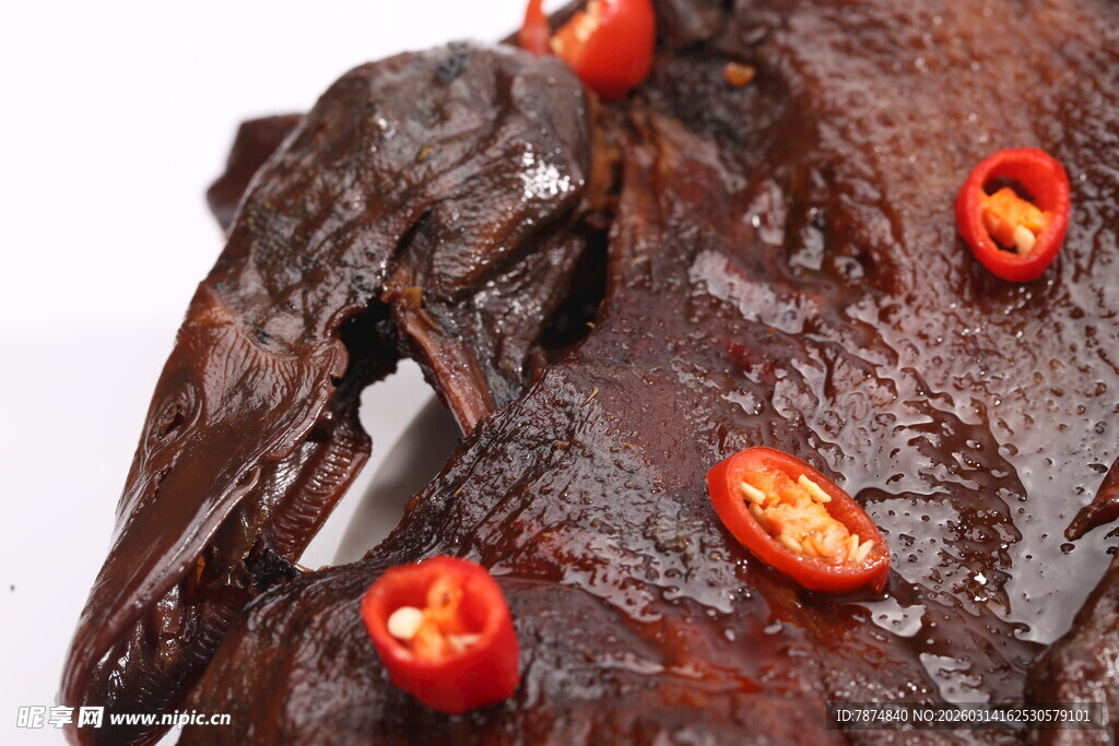 卤制鸭头配红椒点缀