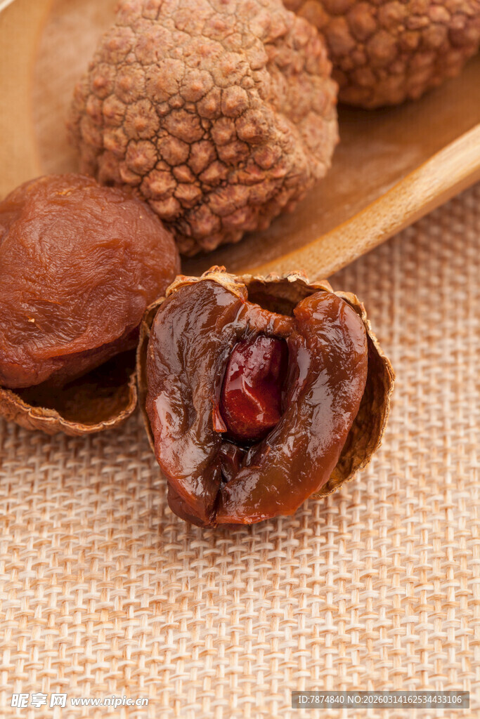 剥开的荔枝展示诱人果肉