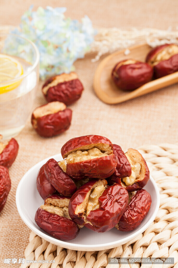 美味红枣夹核桃摆拍图