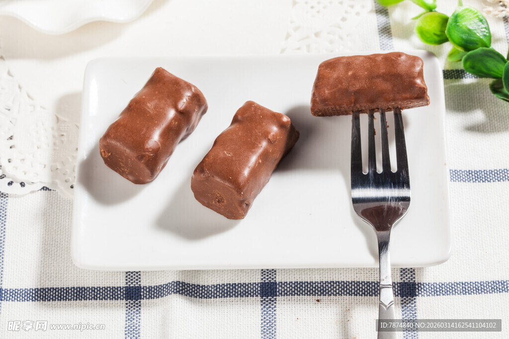 美味巧克力卷置于餐盘上