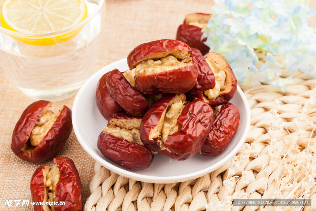 美味夹心红枣摆于盘中