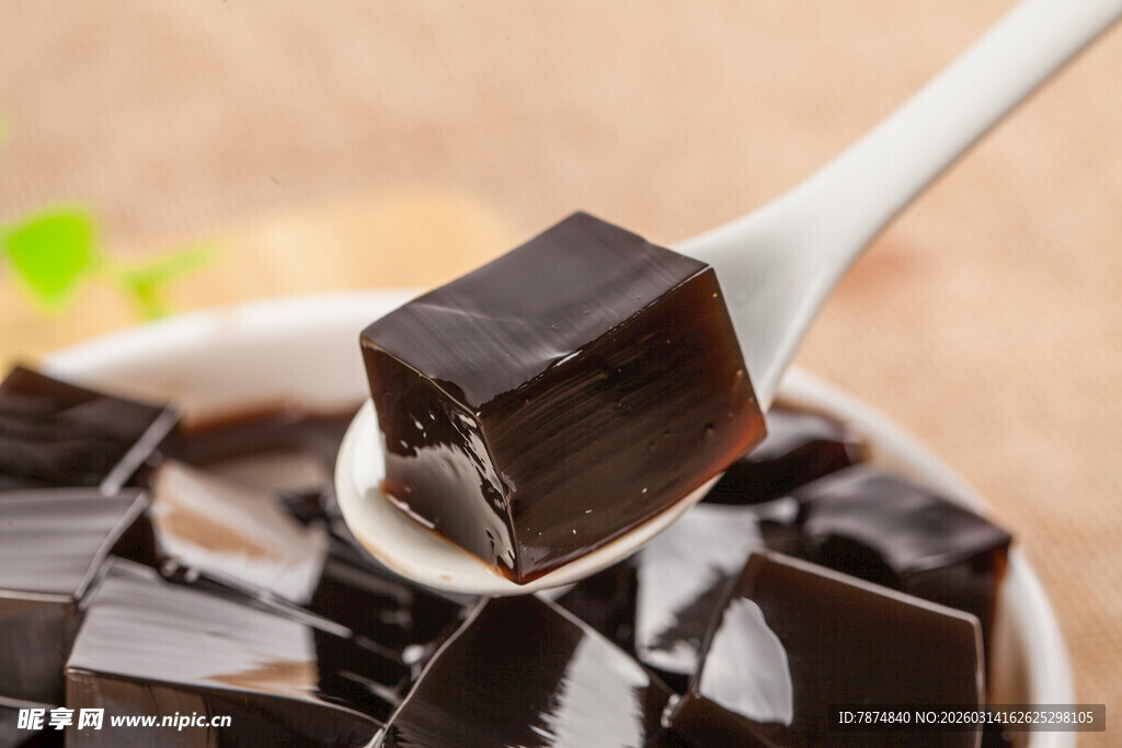 美味黑凉粉 勺子舀起瞬间