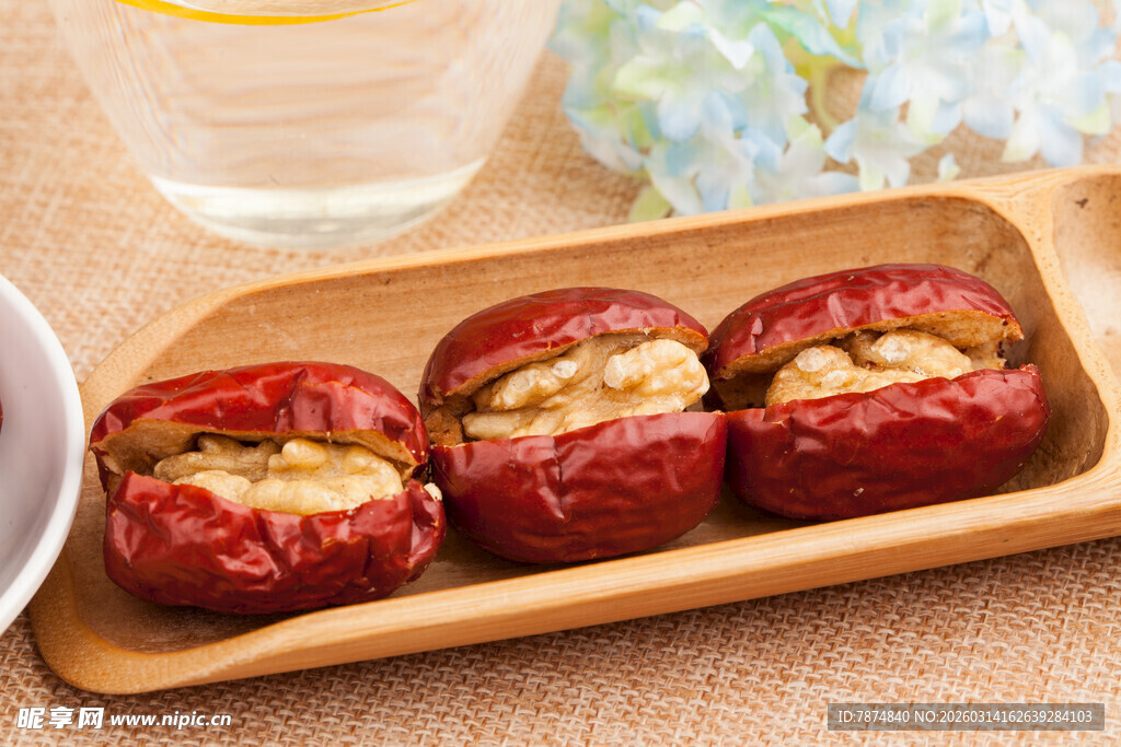 木盘里的美味夹心红枣