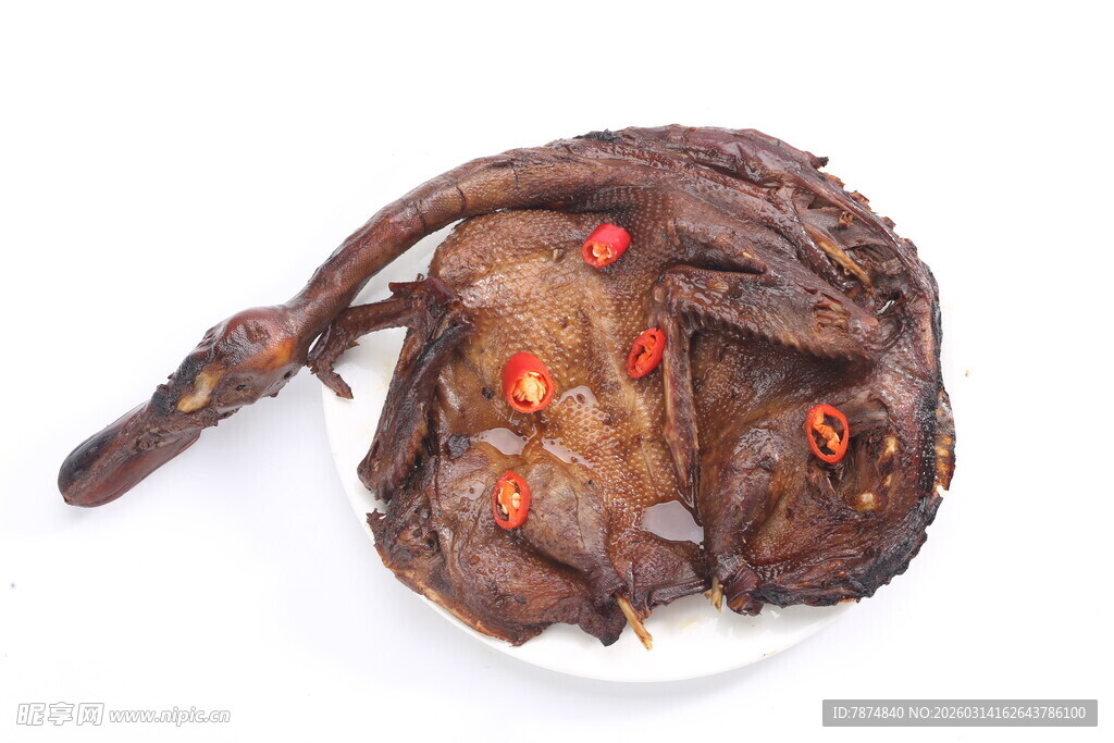 卤味烤鸭点缀鲜红辣椒